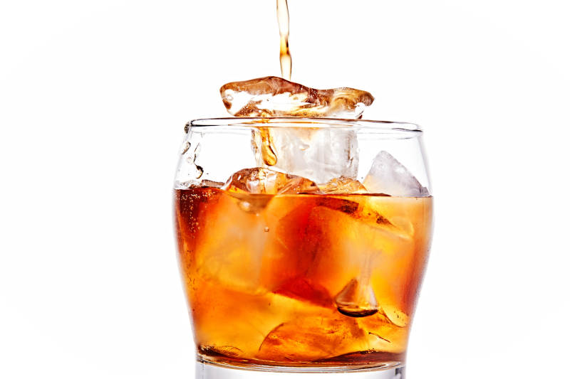 透明玻璃被装的满是冰块清凉解暑的碳酸饮料