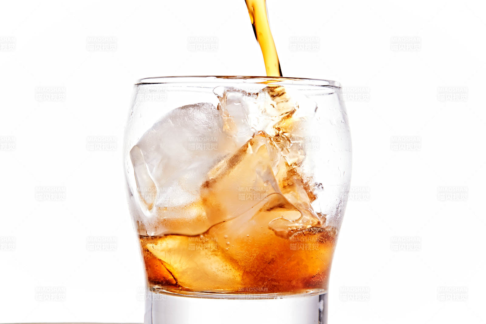 透明玻璃被装的满是冰块清凉解暑的碳酸饮料