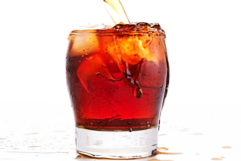 透明玻璃被装的满是冰块清凉解暑的碳酸饮料