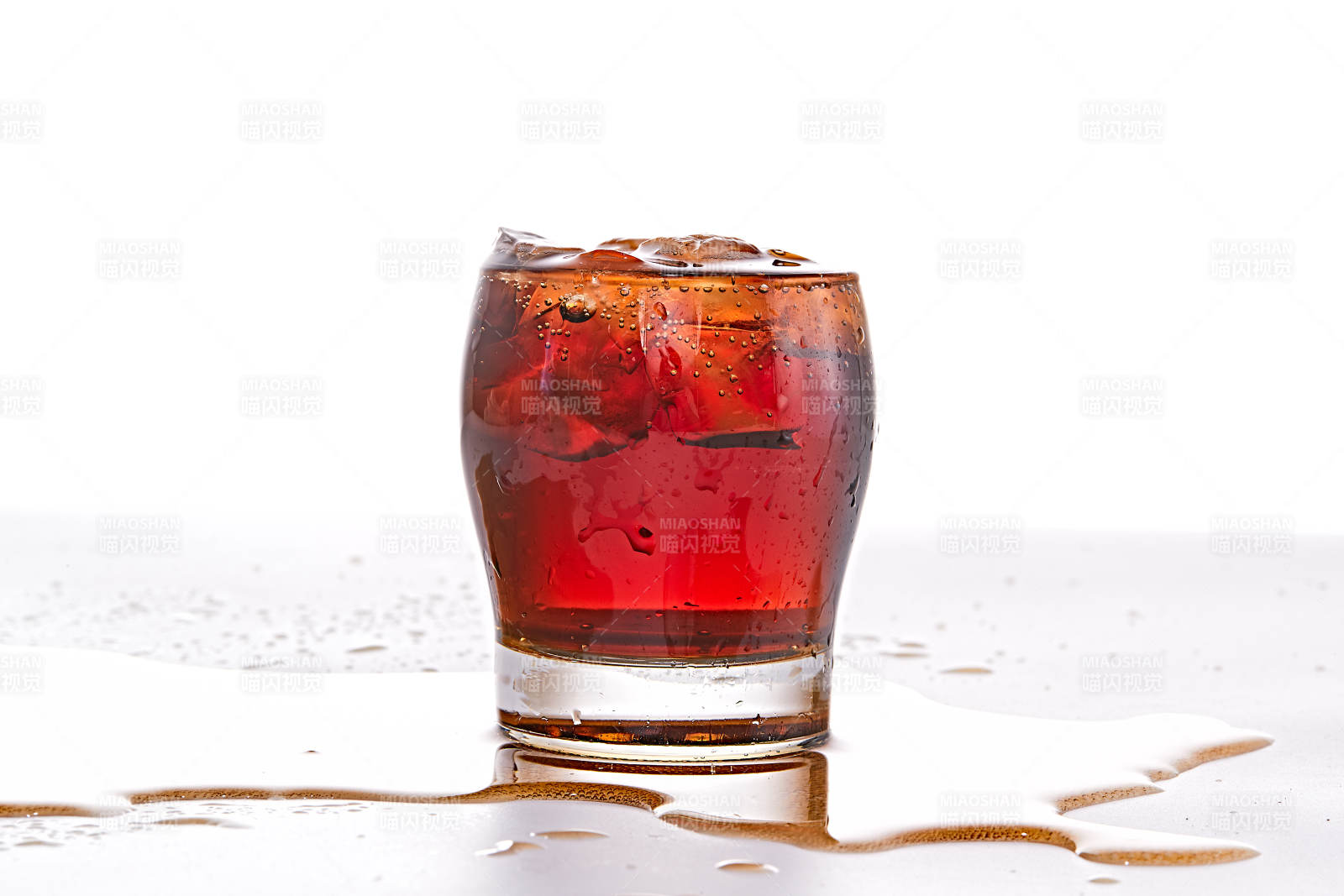 透明玻璃被装的满是冰块清凉解暑的碳酸饮料