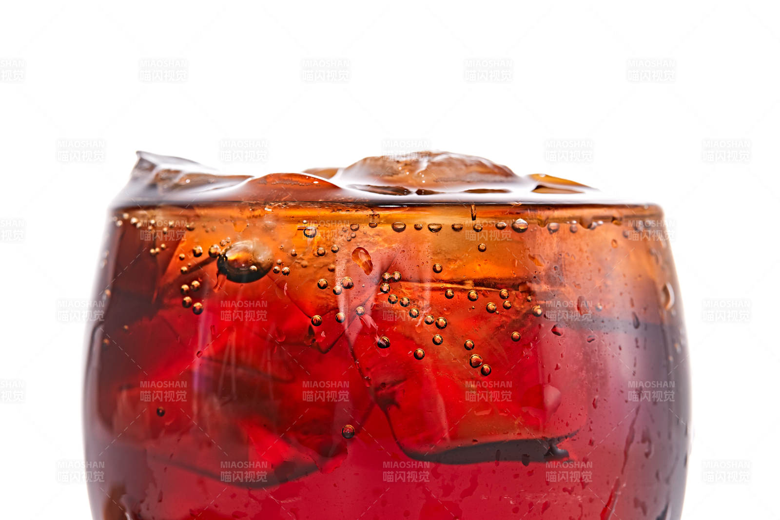 透明玻璃被装的满是冰块清凉解暑的碳酸饮料