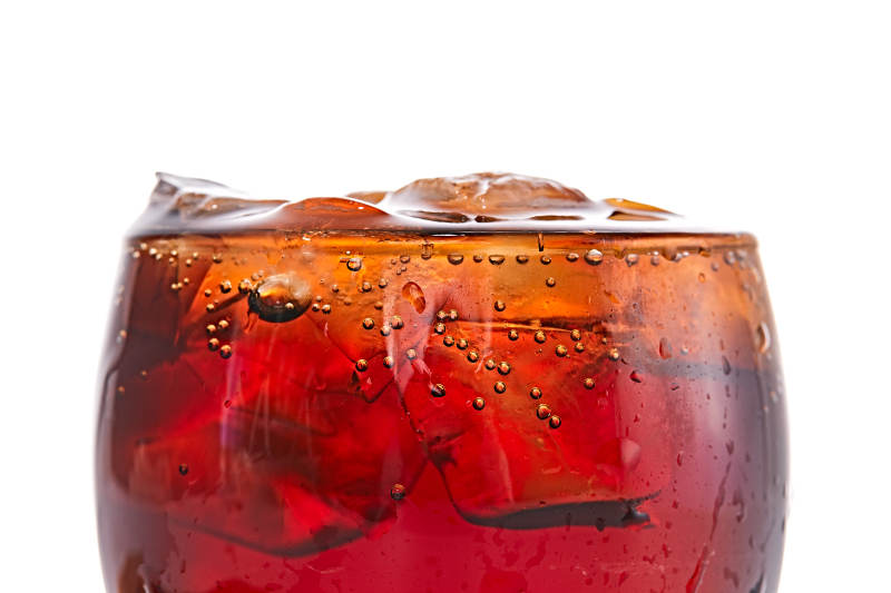 透明玻璃被装的满是冰块清凉解暑的碳酸饮料