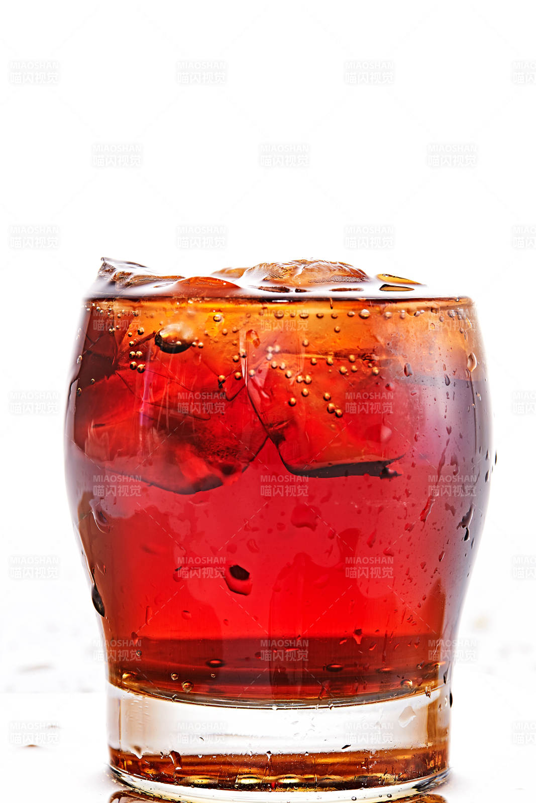 透明玻璃被装的满是冰块清凉解暑的碳酸饮料