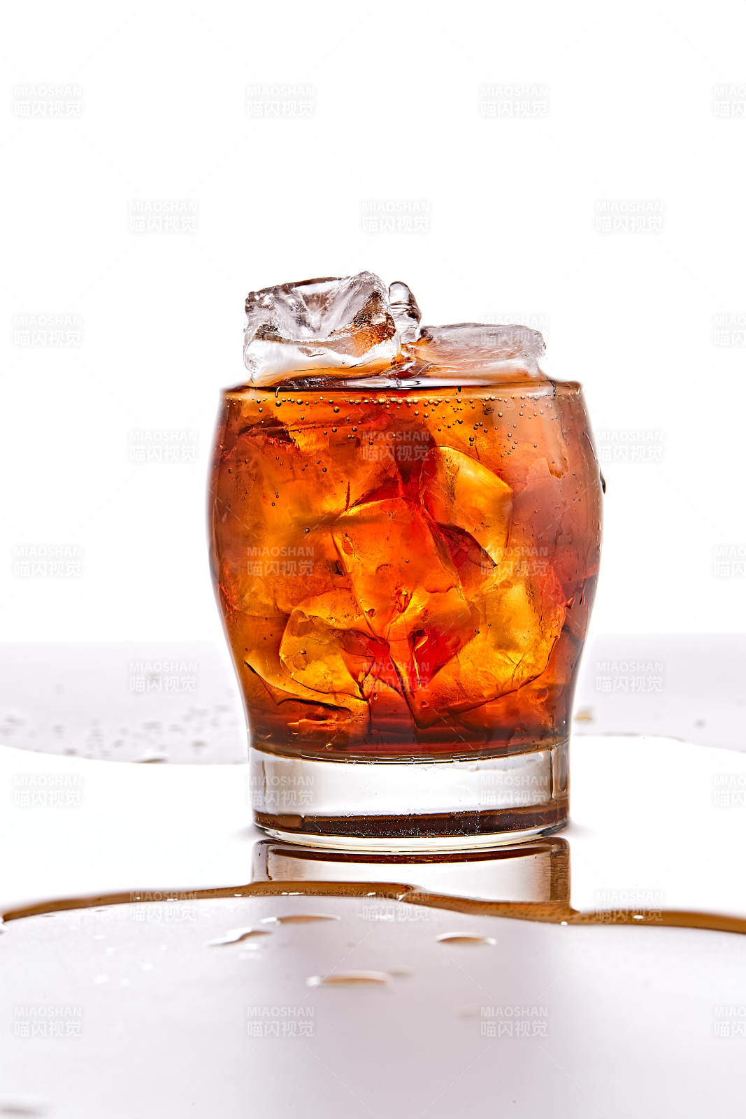 透明玻璃被装的满是冰块清凉解暑的碳酸饮料