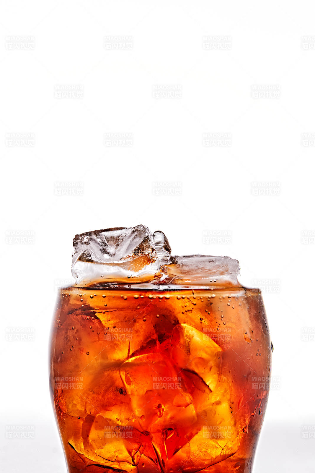 透明玻璃被装的满是冰块清凉解暑的碳酸饮料