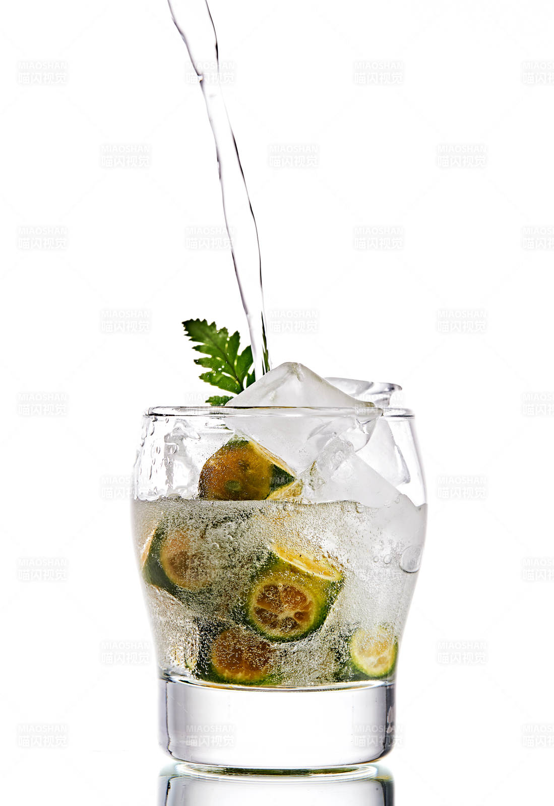 透明玻璃被装的满是冰块清凉解暑的碳酸饮料图片