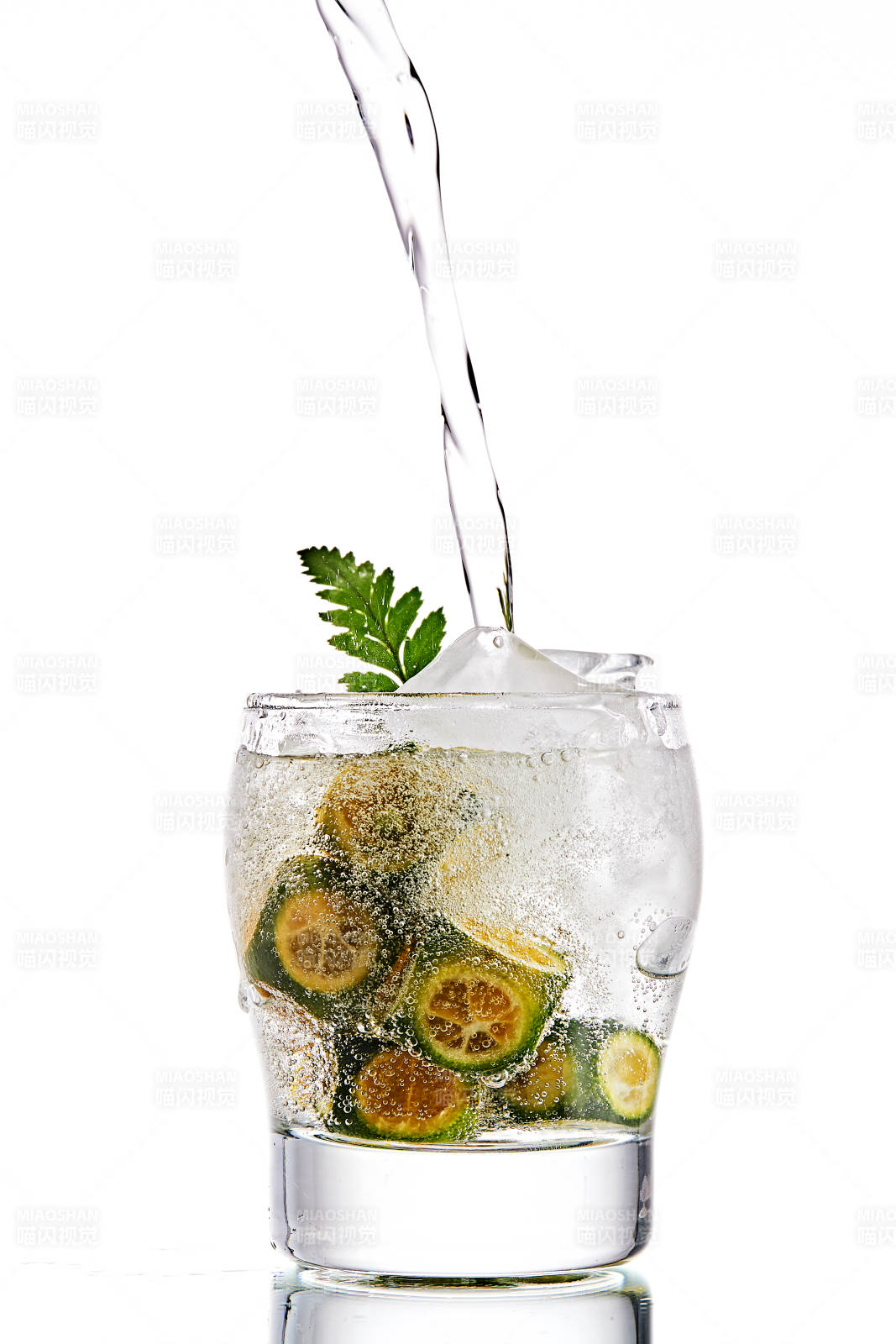 透明玻璃被装的满是冰块清凉解暑的碳酸饮料图片