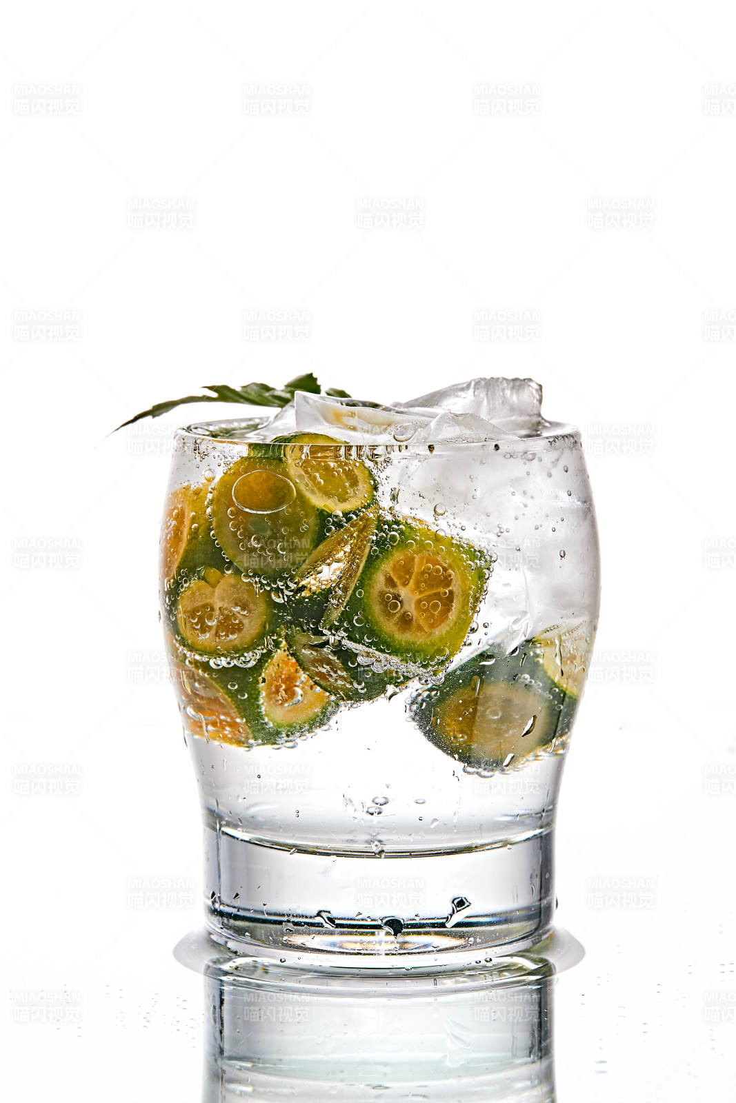透明玻璃被装的满是冰块清凉解暑的碳酸饮料图片