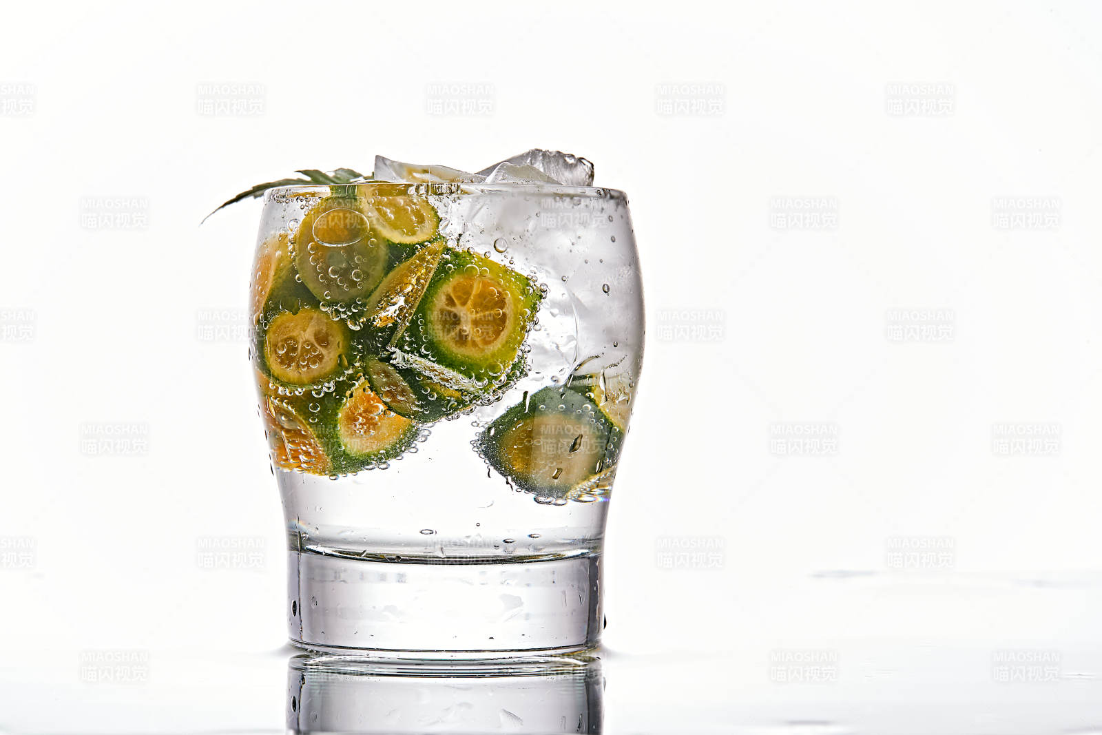 透明玻璃被装的满是冰块清凉解暑的碳酸饮料图片