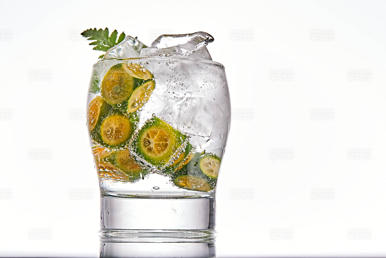 透明玻璃被装的满是冰块清凉解暑的碳酸饮料图片