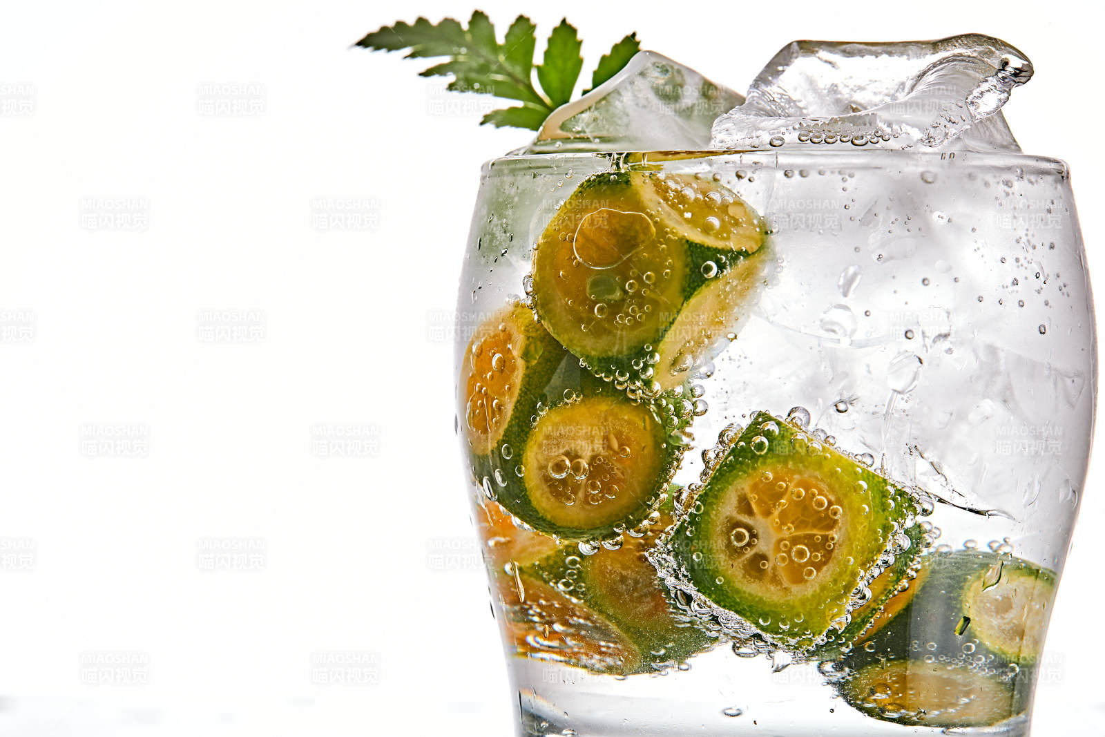 透明玻璃被装的满是冰块清凉解暑的碳酸饮料图片