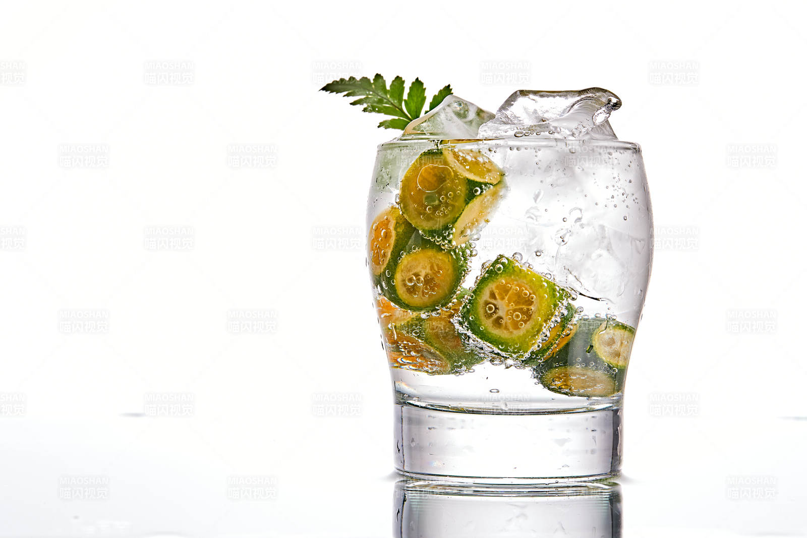 透明玻璃被裝的滿是冰塊清涼解暑的碳酸飲料圖片