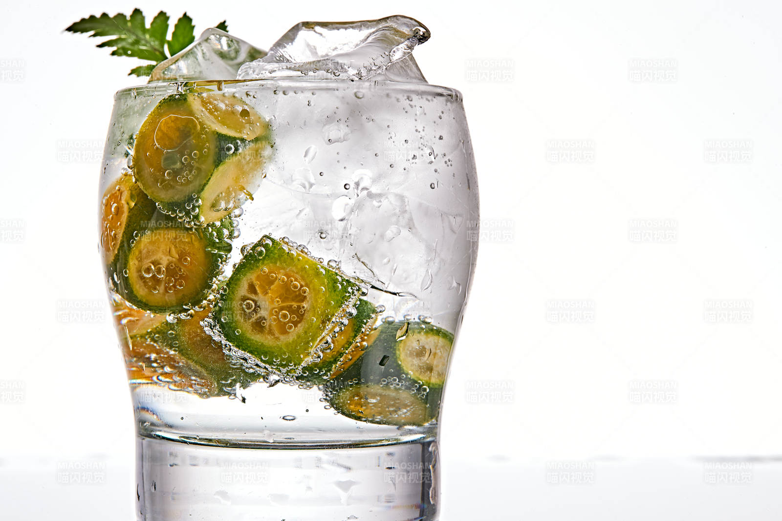 透明玻璃被裝的滿是冰塊清涼解暑的碳酸飲料圖片