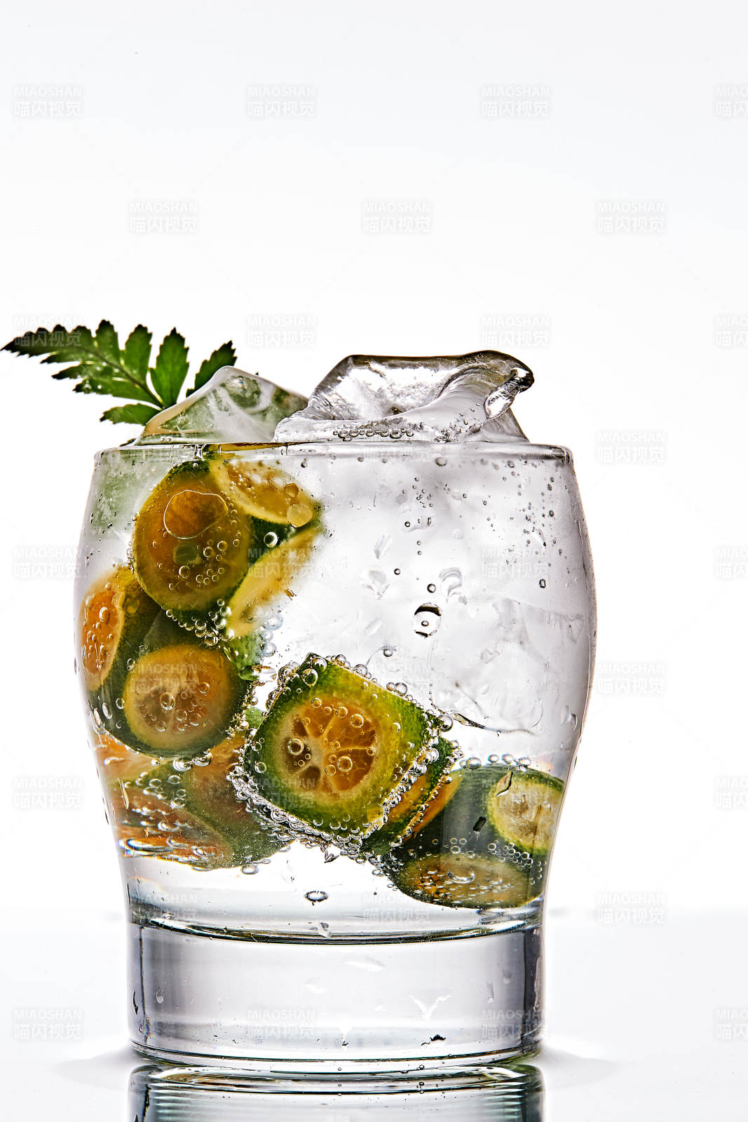 透明玻璃被裝的滿是冰塊清涼解暑的碳酸飲料圖片