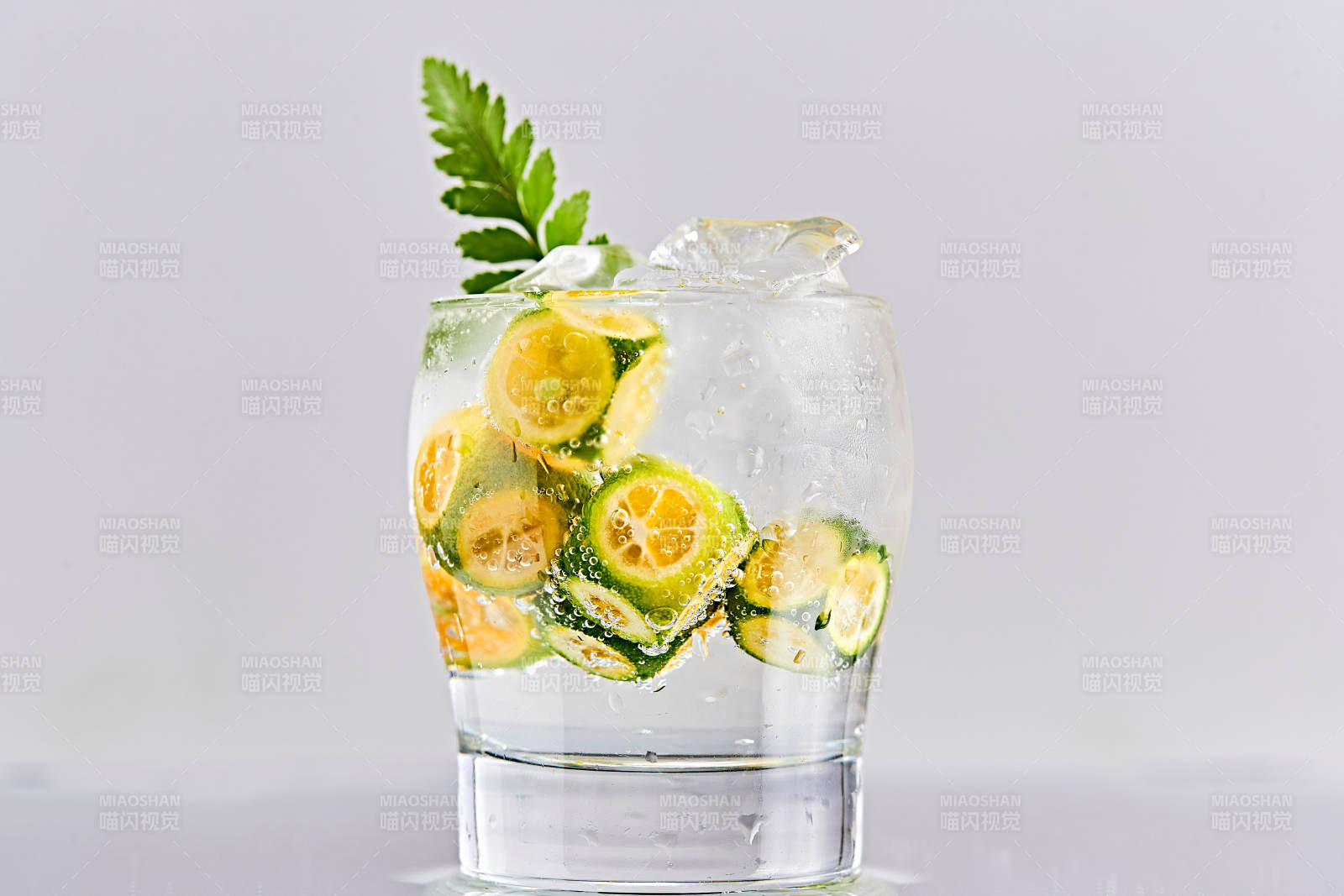 透明玻璃被装的满是冰块清凉解暑的碳酸饮料图片