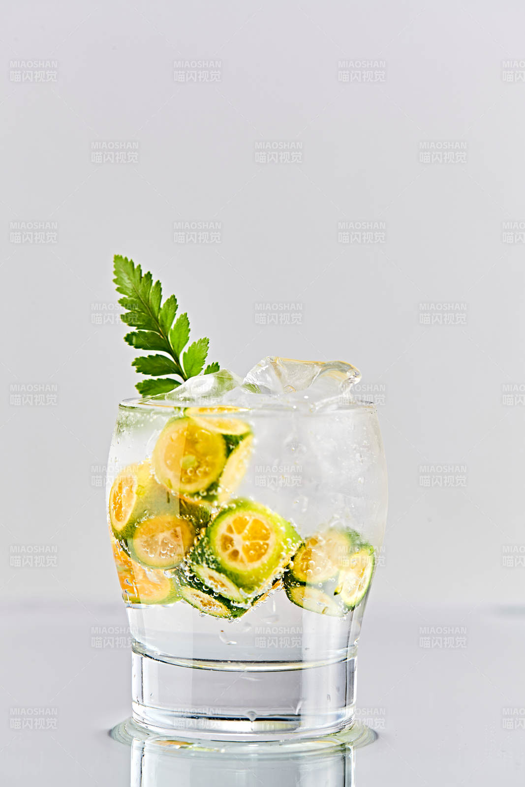 透明玻璃被裝的滿是冰塊清涼解暑的碳酸飲料圖片