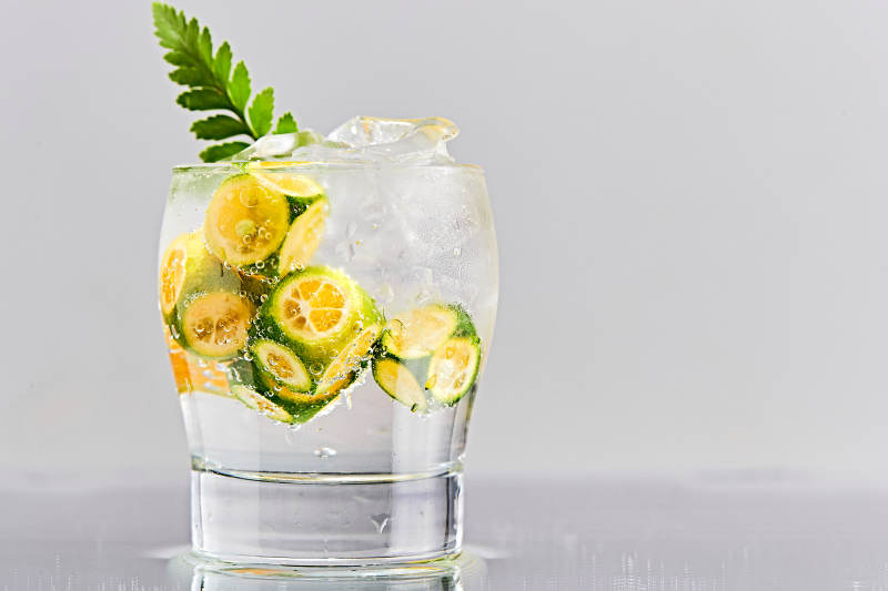 透明玻璃被装的满是冰块清凉解暑的碳酸饮料