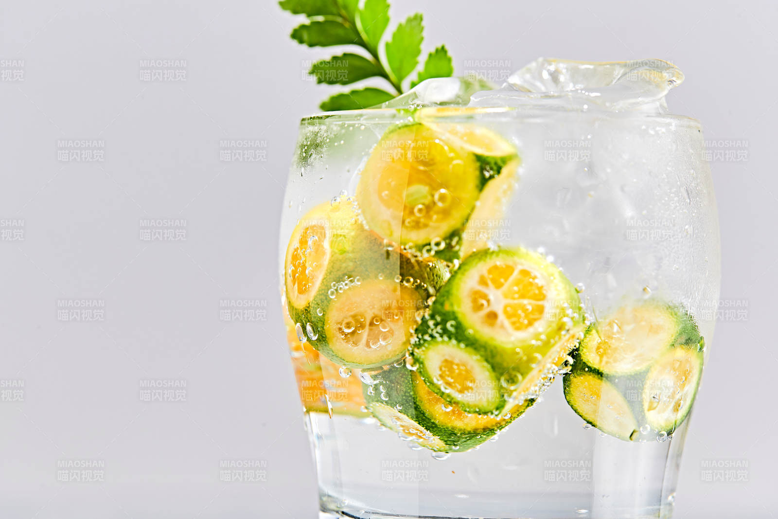 透明玻璃被装的满是冰块清凉解暑的碳酸饮料