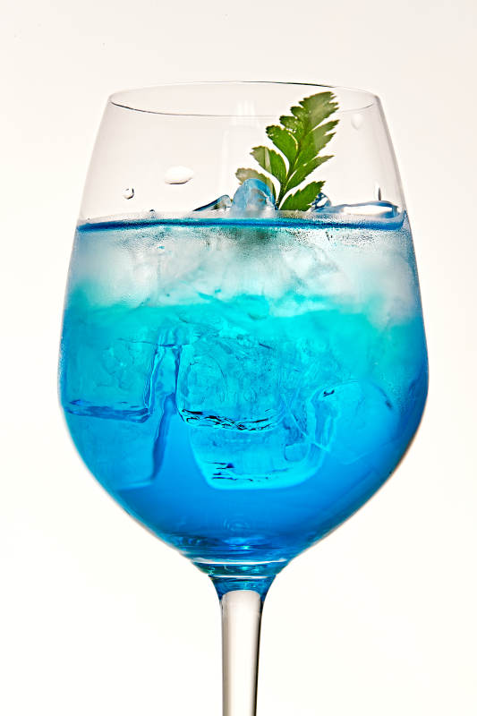 酒杯中的清涼藍橙汁百加得調制的雞尾酒