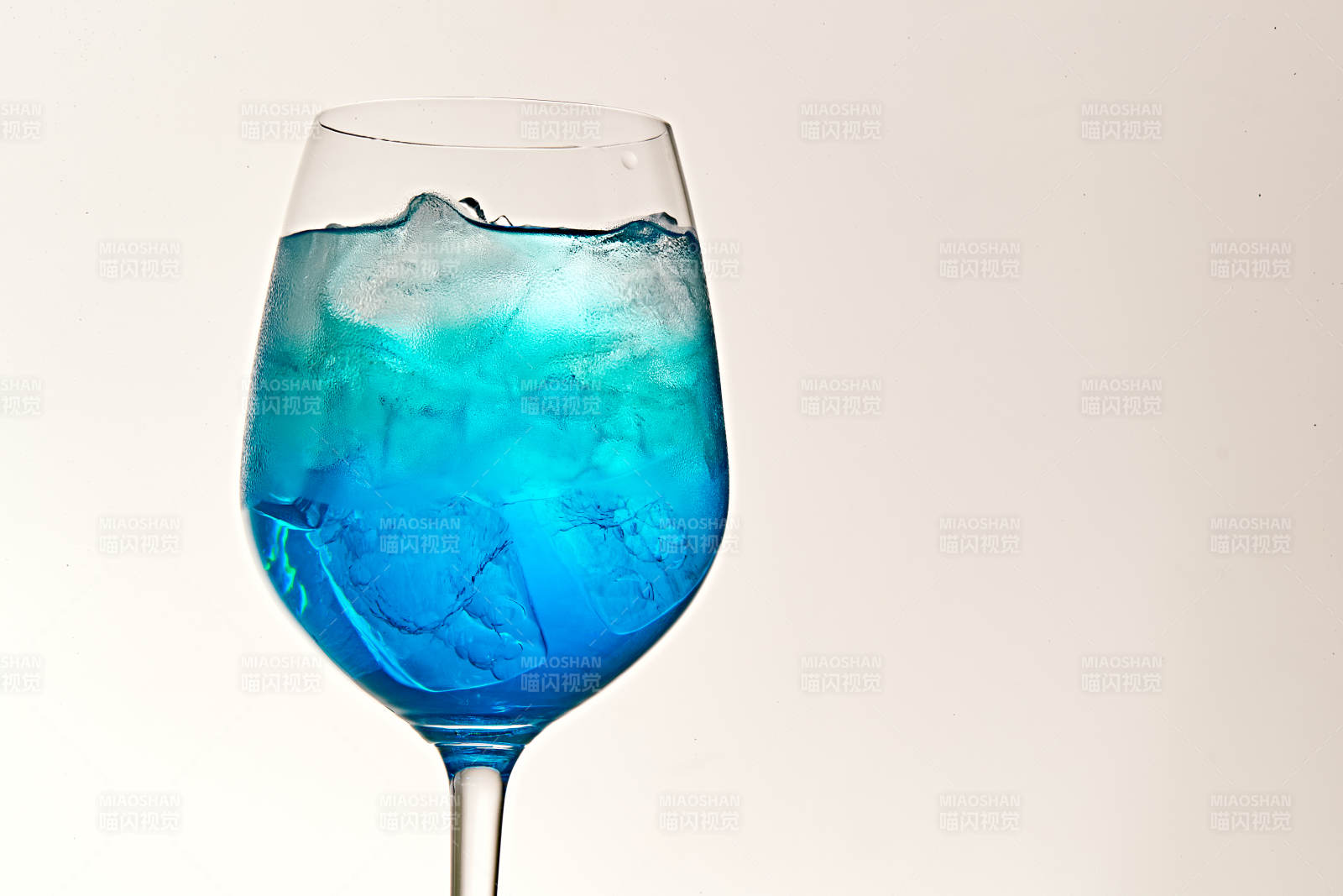 酒杯中的清凉蓝橙汁百加得调制的鸡尾酒