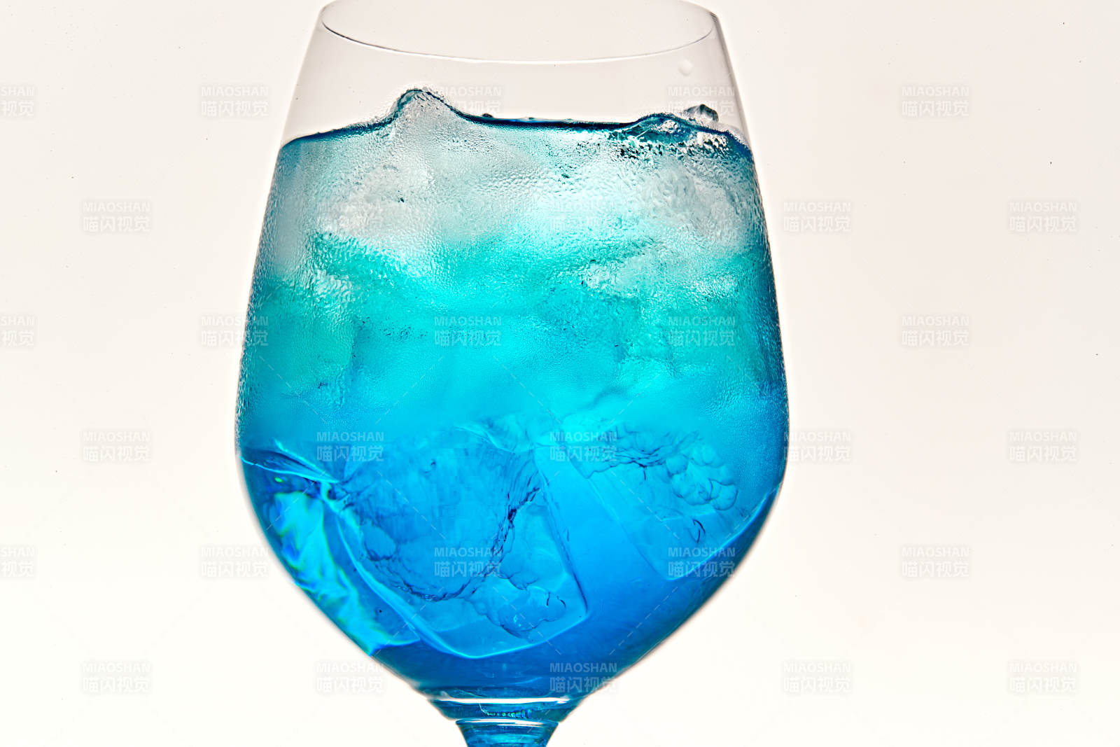 酒杯中的清凉蓝橙汁百加得调制的鸡尾酒