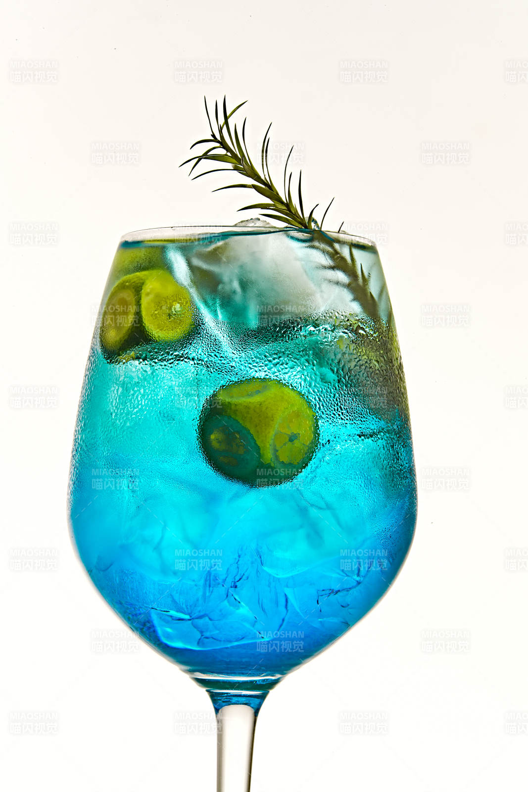 酒杯中的清涼藍橙汁百加得調制的雞尾酒