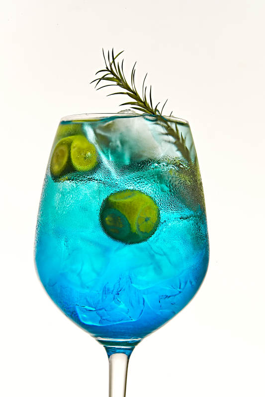 酒杯中的清涼藍橙汁百加得調制的雞尾酒