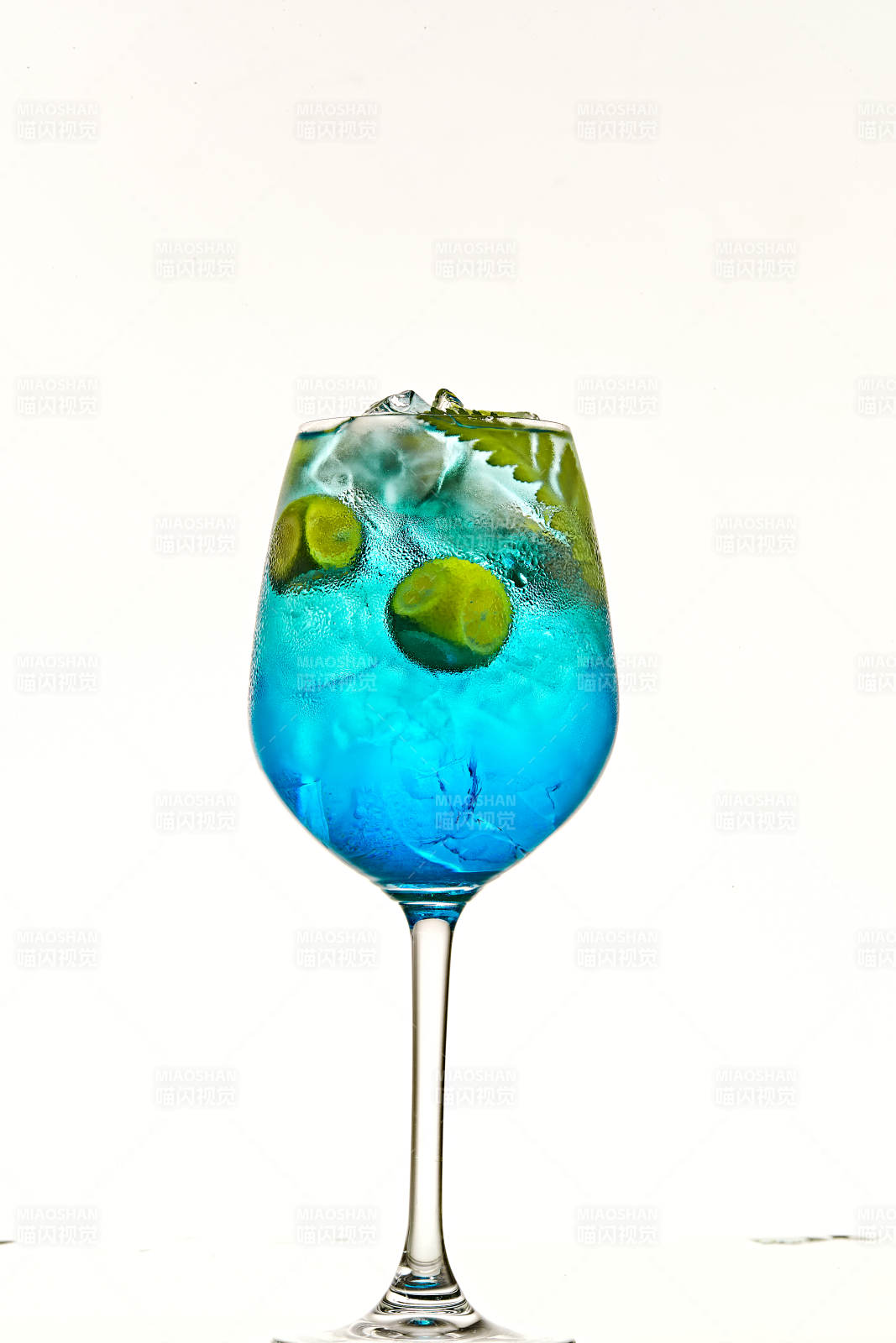 酒杯中的清凉蓝橙汁百加得调制的鸡尾酒