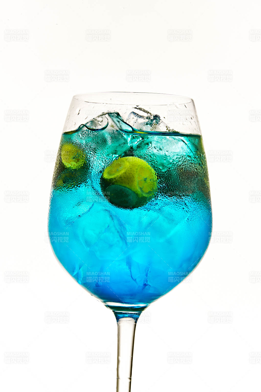 酒杯中的清涼藍(lán)橙汁百加得調(diào)制的雞尾酒