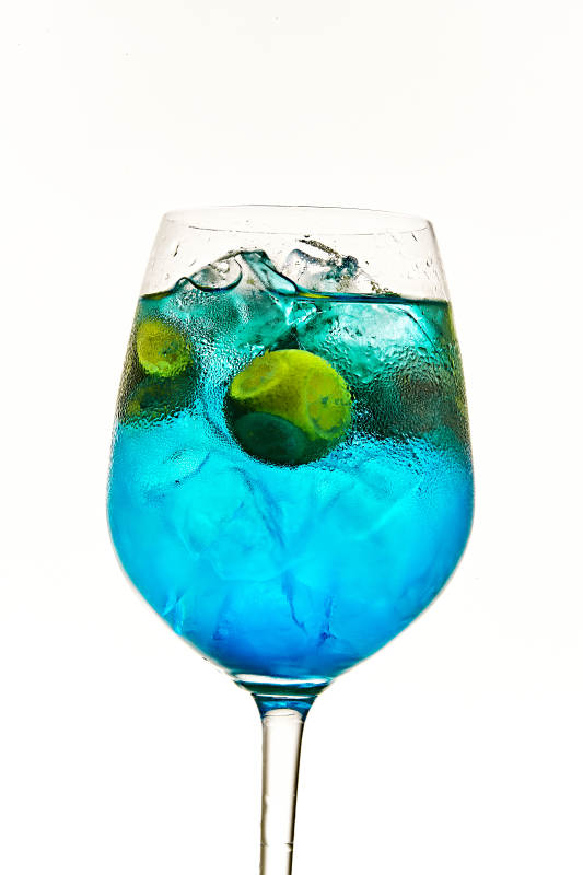 酒杯中的清涼藍橙汁百加得調制的雞尾酒