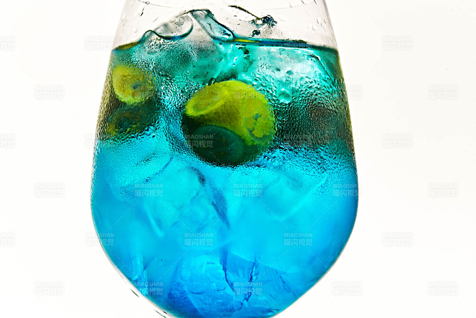 酒杯中的清凉蓝橙汁百加得调制的鸡尾酒