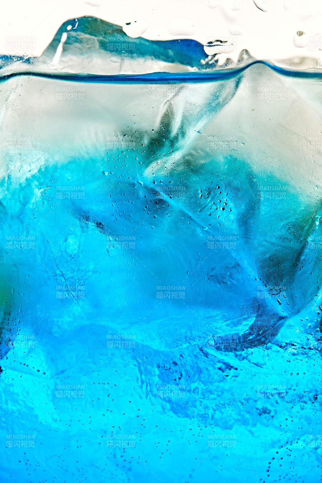 酒杯中的调制鸡尾酒局部特写抽象表达