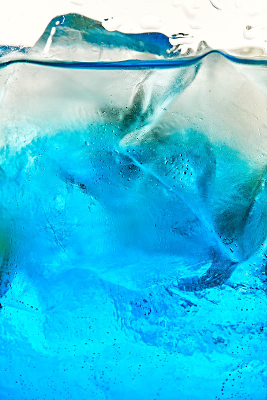 酒杯中的调制鸡尾酒局部特写抽象表达