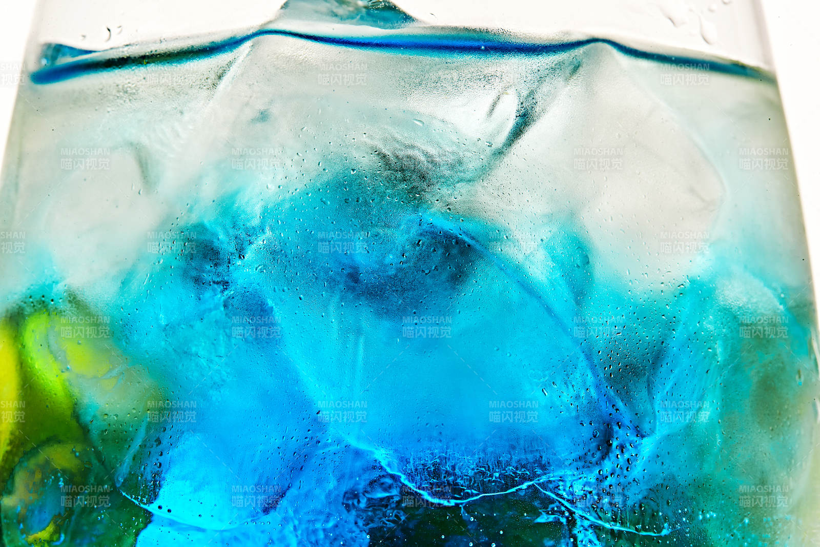 酒杯中的调制鸡尾酒局部特写抽象表达