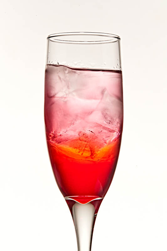 酒杯中的清凉番石榴百加得调制的鸡尾酒