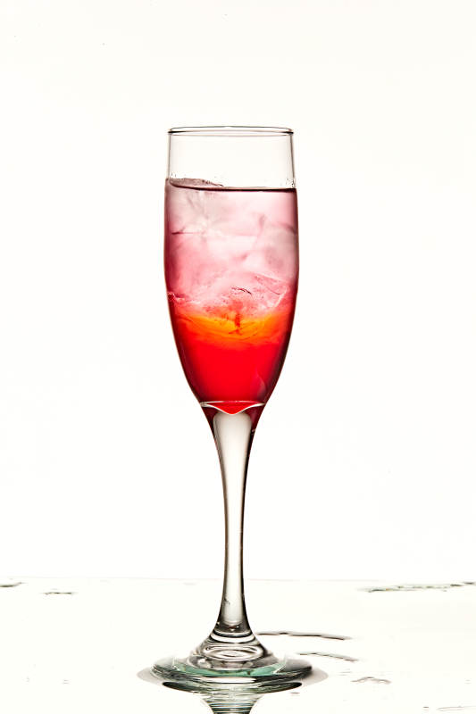 酒杯中的清凉番石榴百加得调制的鸡尾酒