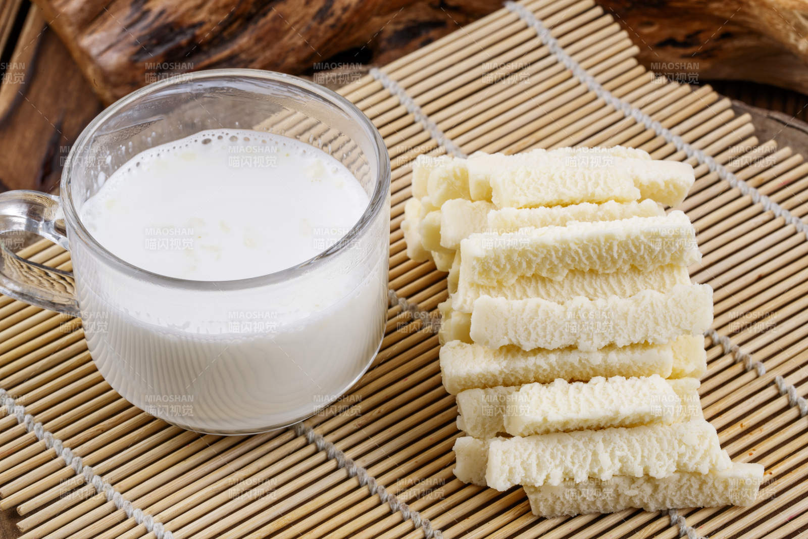 濃香甜美滋味濃郁的蒙族牛奶制品特寫