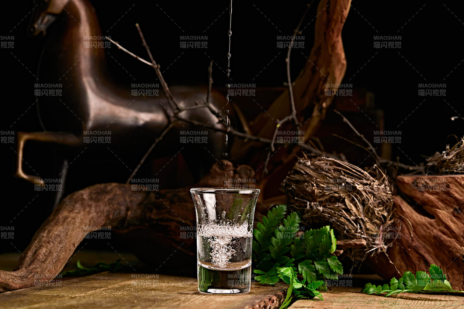 木板上摆放的酒具倒入清澈的白酒激起酒花