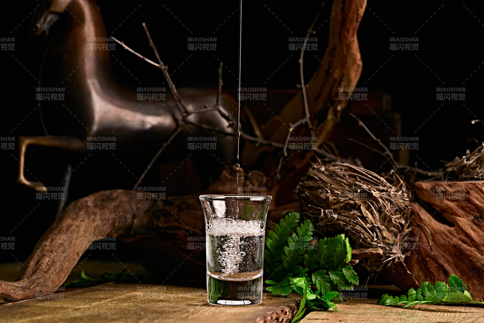 木板上摆放的酒具倒入清澈的白酒激起酒花