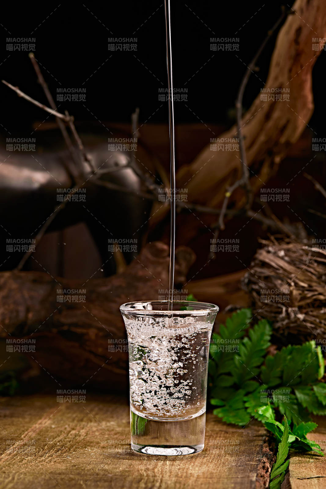 木板上摆放的酒具倒入清澈的白酒激起酒花
