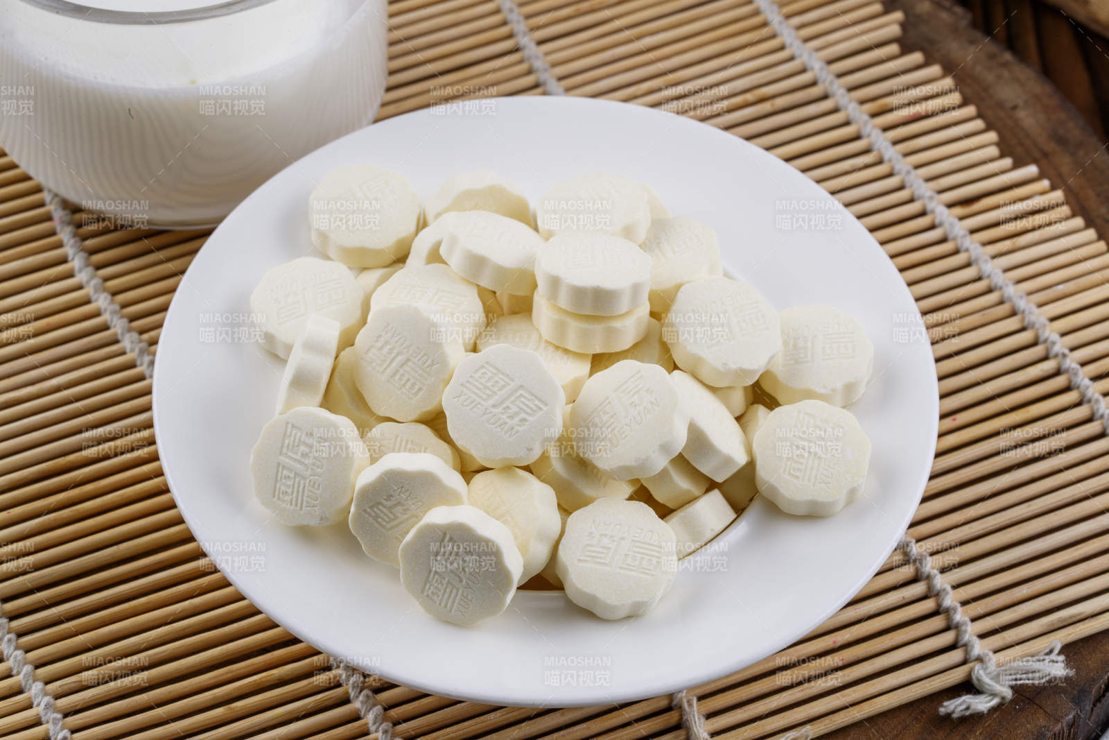 浓香甜美滋味浓郁的蒙族牛奶制品特写