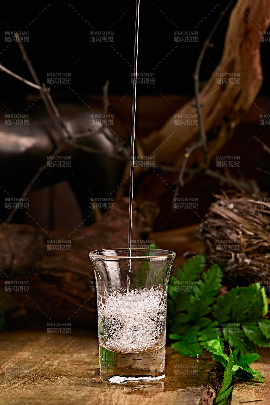 木板上摆放的酒具倒入清澈的白酒激起酒花