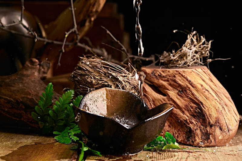 木板上摆放的酒具倒入清澈的白酒激起酒花