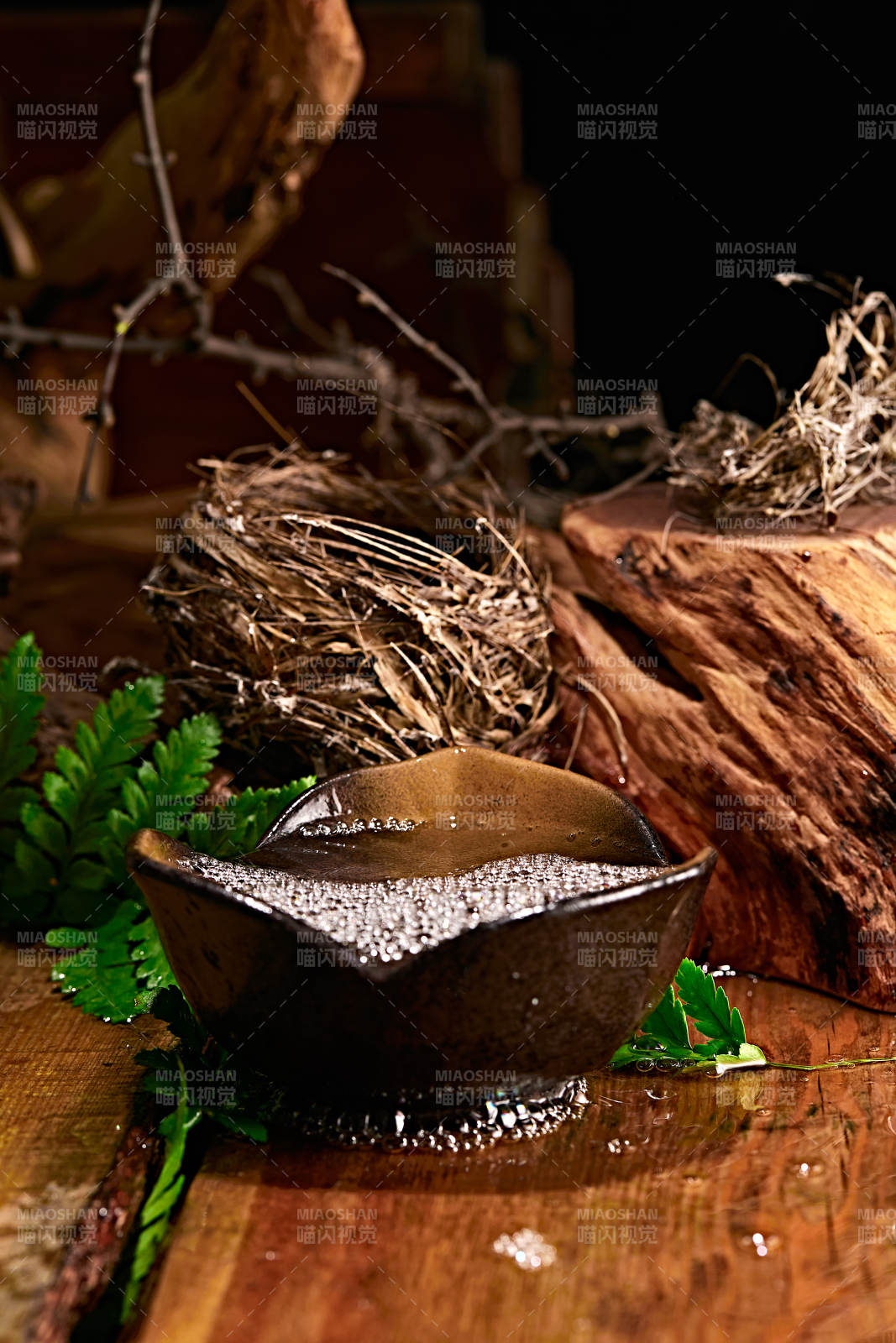 木板上摆放的酒具倒入清澈的白酒激起酒花