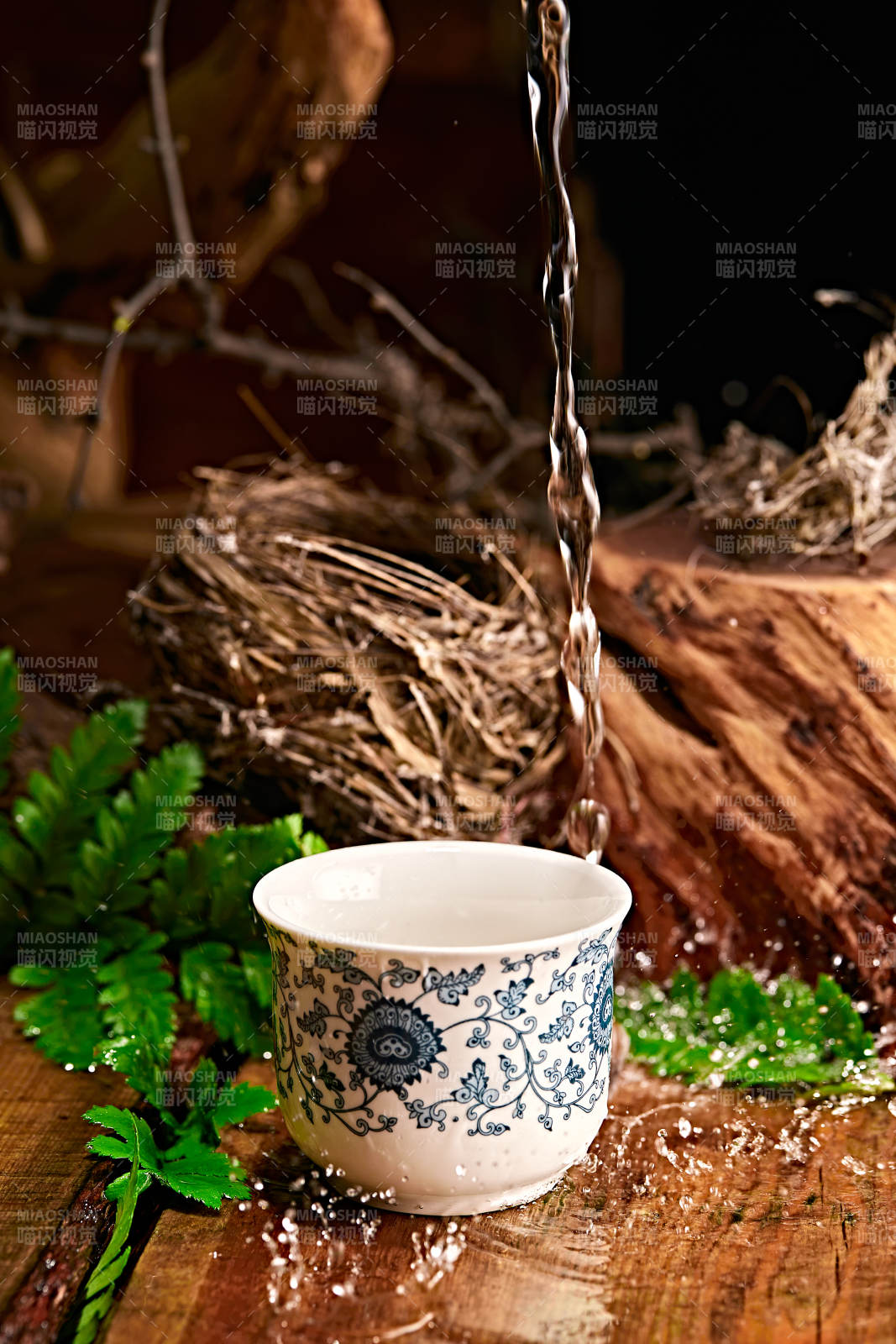 木板上摆放的酒具倒入清澈的白酒激起酒花