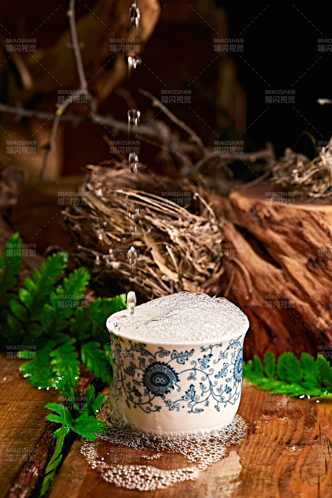 木板上摆放的酒具倒入清澈的白酒激起酒花