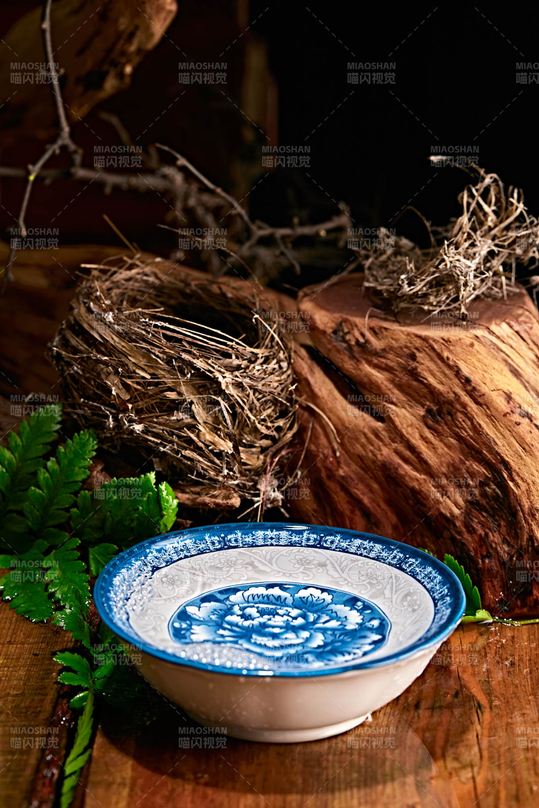 木板上摆放的酒具倒入清澈的白酒激起酒花