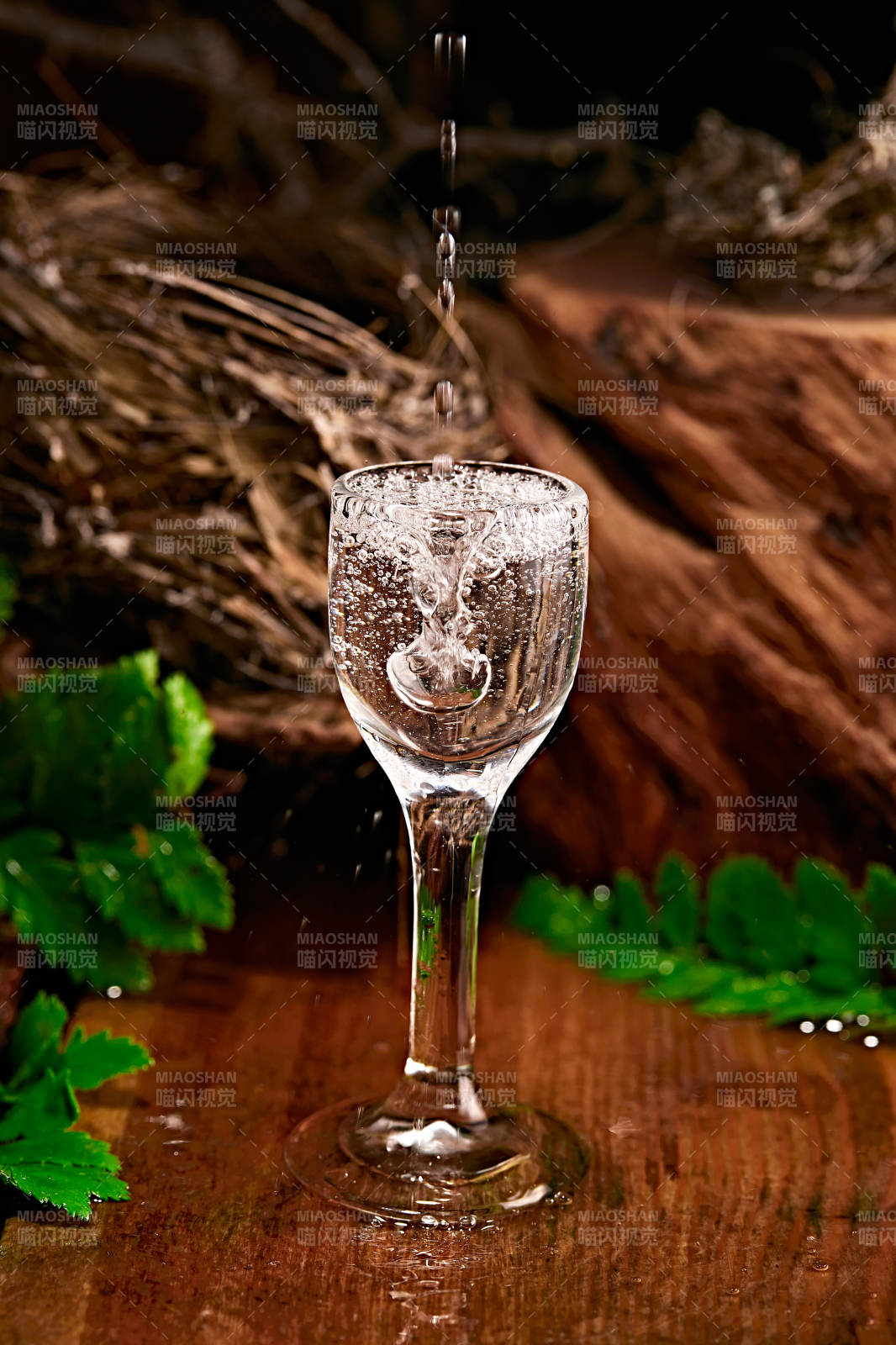 木板上摆放的酒具倒入清澈的白酒激起酒花