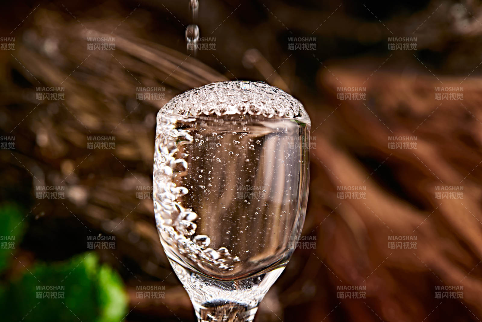 木板上摆放的酒具倒入清澈的白酒激起酒花