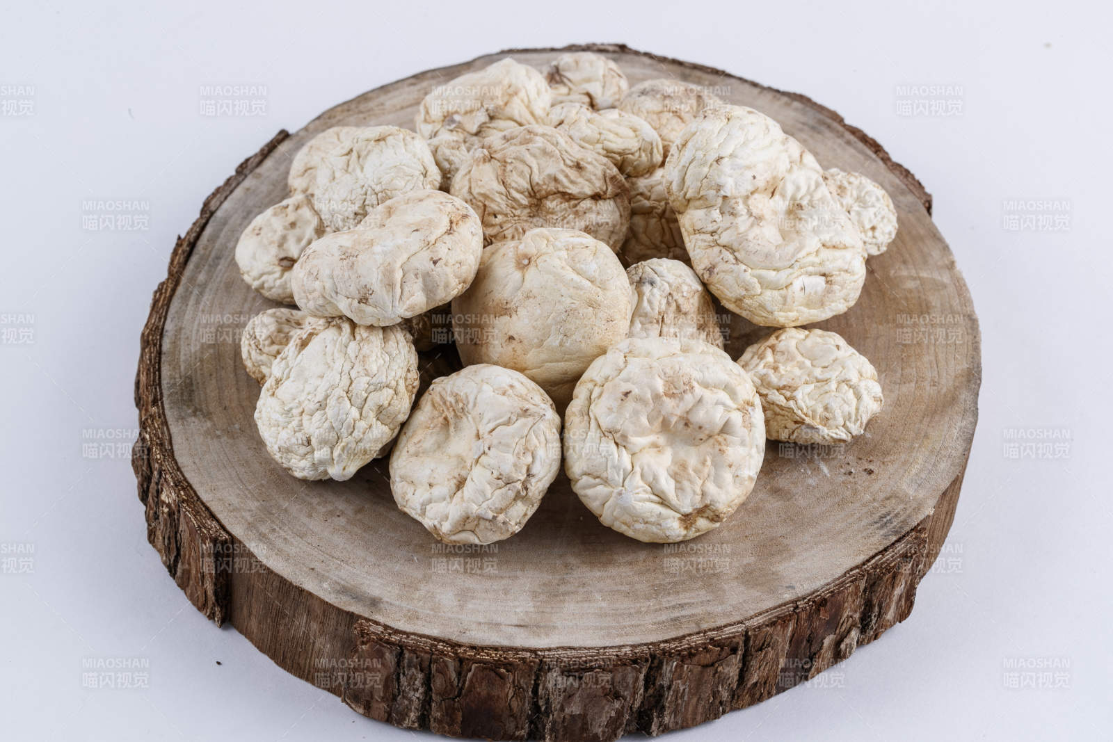 摆放在复杂背景上的坝上脱水干制口蘑